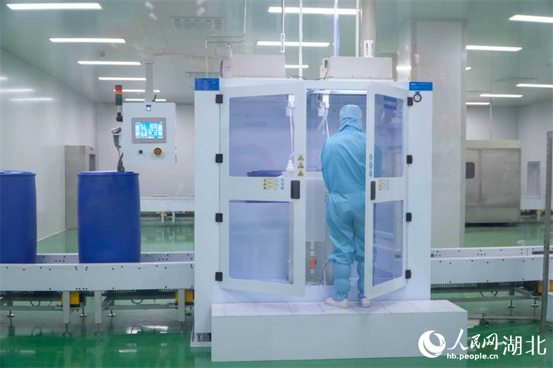 興福電子員工在調試自動化設備。李田銳攝