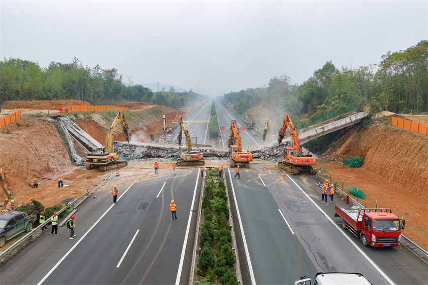 京港澳高速湖北南段改擴建全面提速 29座上跨天橋同日拆除【2】