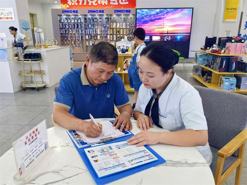 移動營業廳工作人員為市民辦理業務。