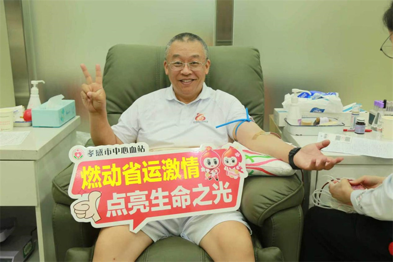 火炬手祝偉在獻血。