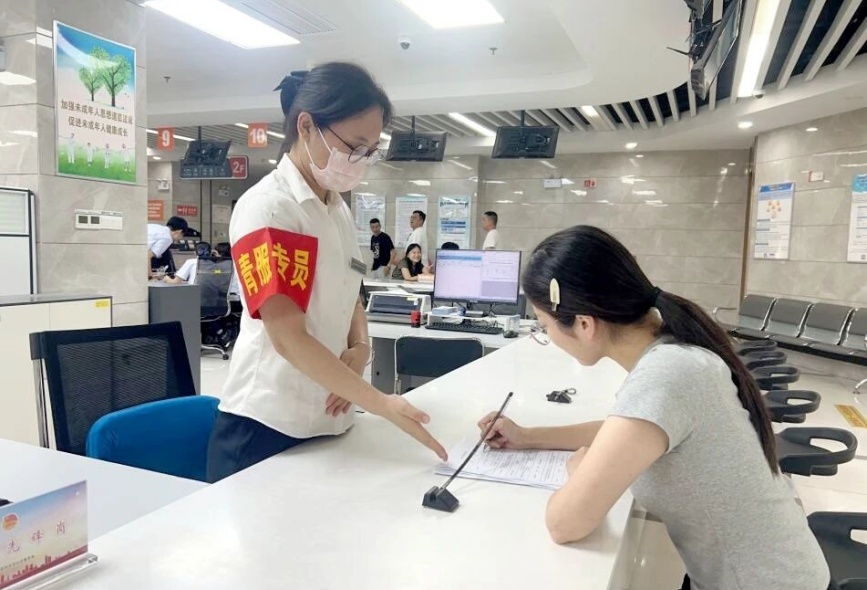 窗口的“青服專員”