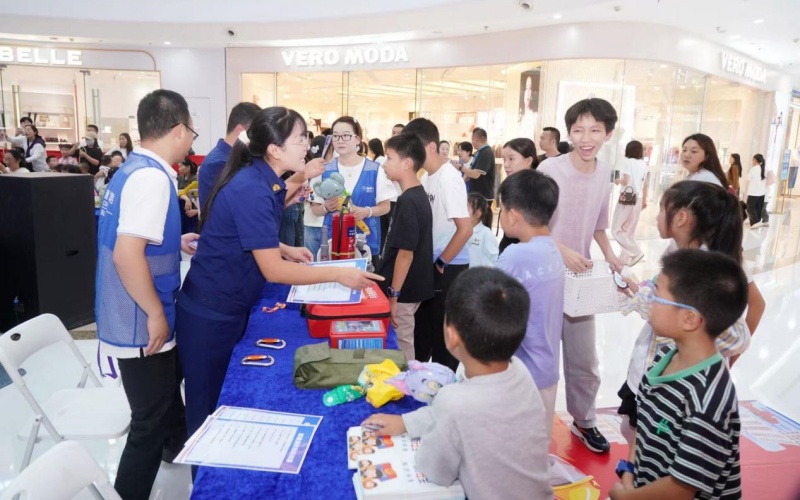 隨州消防在萬達廣場擺台設點開展消防知識問答活動。王鵬攝