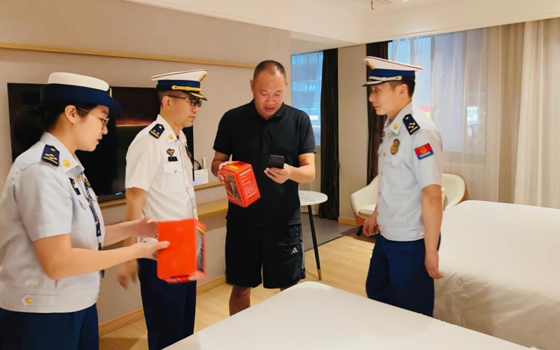 咸寧消防深入轄區賓館酒店開展夜查行動，指導場所負責人使用防煙面罩與日常檢查維護方法。鄧瑤攝