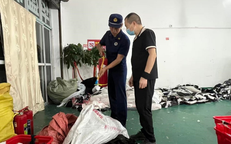 孝感消防在轄區服裝加工企業開展消防安全檢查。吳夢迪攝