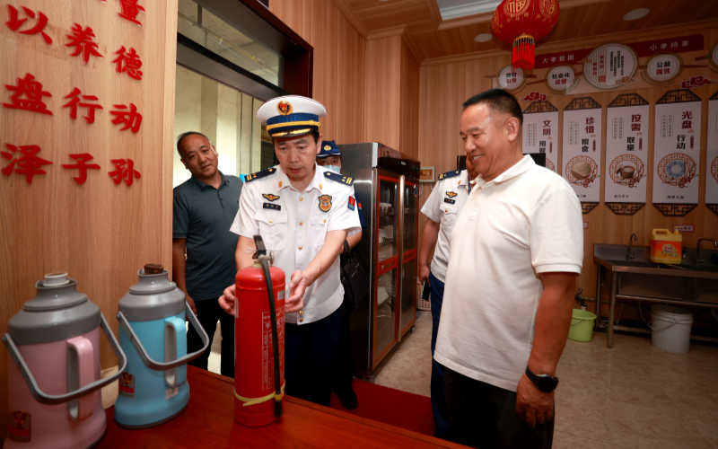 孝感市消防行政執法人員深入轄區人員密集場所檢查消防設施器材完好情況。付傳虎攝