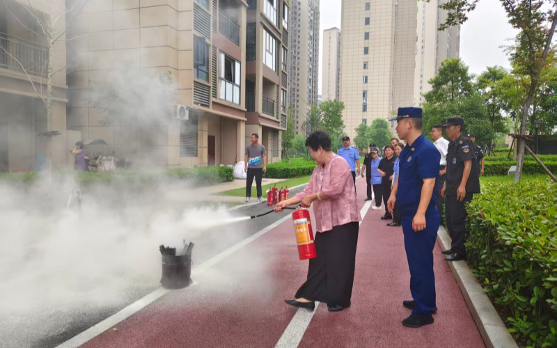 鄂州市消防宣傳員組織小區物業工作人員及居民開展干粉滅火器實操演練。汪瀾攝