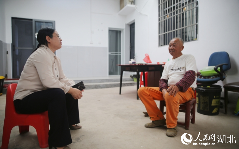 黄玲与周德元交谈。人民网记者 王郭骥摄 