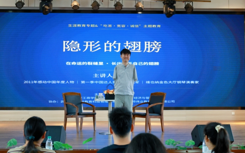 劉偉分享自己的故事。馮陶者攝