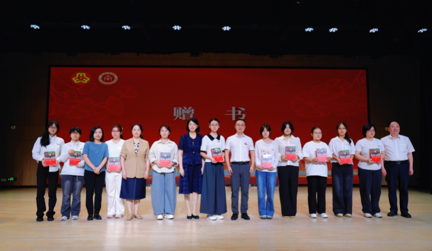 湖北省支點建設巾幗榜樣尋訪宣傳示范宣講暨2026年“金鳳工程”助學金發放儀式舉行【4】