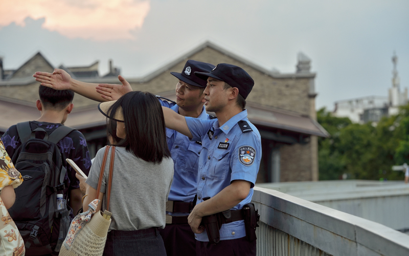 民警在執勤點位維護秩序。