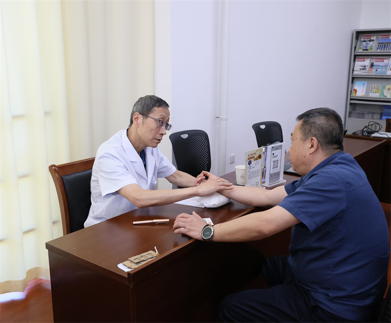 中醫專家為員工把脈問診。姜欣欣攝