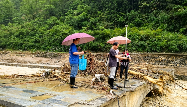 湖北：江河哨兵 黨旗別樣紅