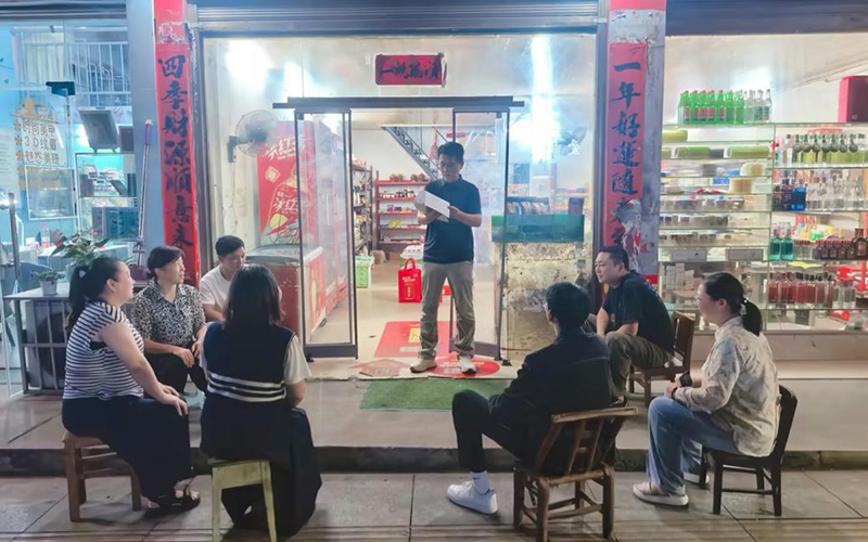 普法隊員宣傳消費者合法權益知識。
