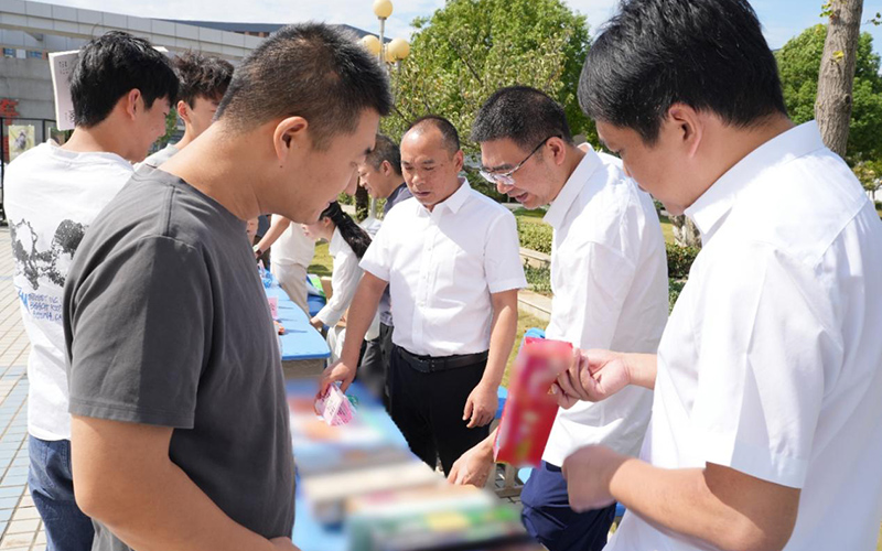 工作人員向過往群眾普及真假煙鑒別知識。