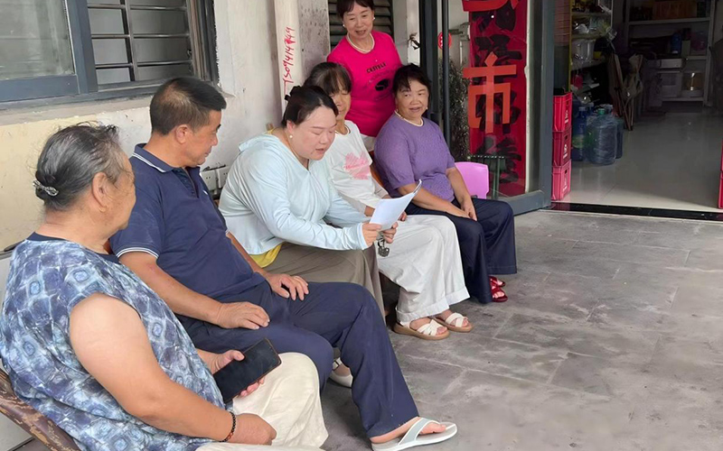 工作人員向村民講解用火用電安全知識。