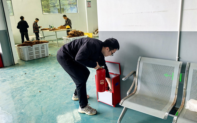 仁和坪站工作人員檢查收購場地安全設備。