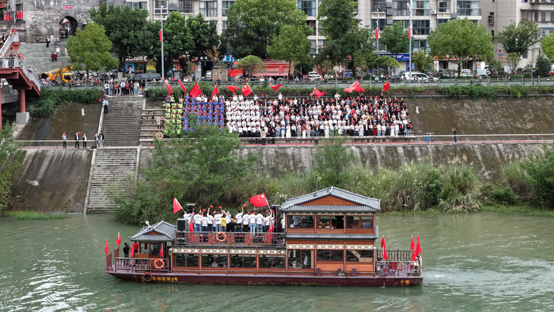 桃花源壹號舫船與市民游客互動演唱。