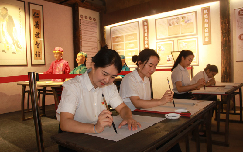 開展廉政書法比賽活動。
