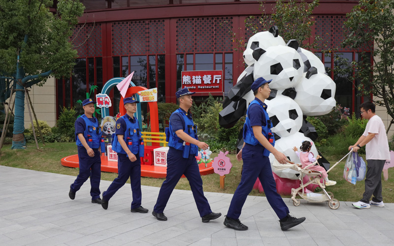 鄂州市消防救援人员在灵玲野生动物王国开展前置执勤。张万恬梓摄