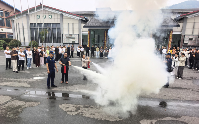 恩施州来凤县消防救援指战员在旧司农园开展灭火器实操培训。张慧摄