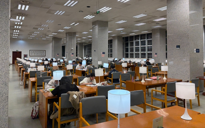 延時期間在館夜讀的讀者。