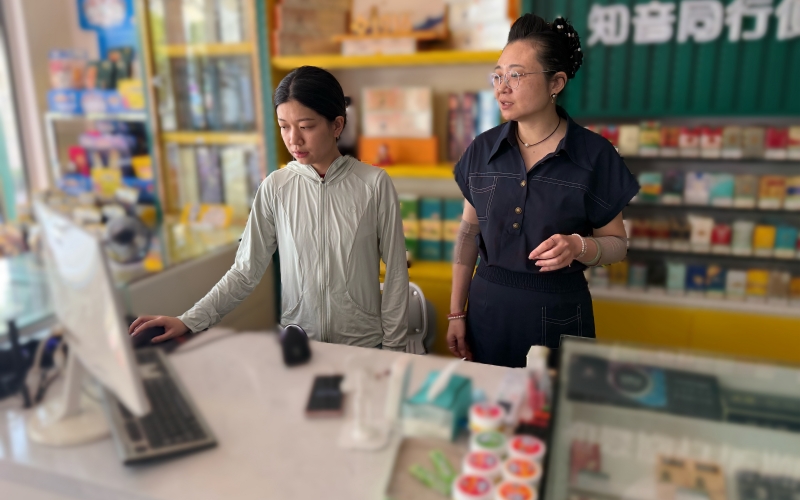 新进员工轮岗期间走访零售户。