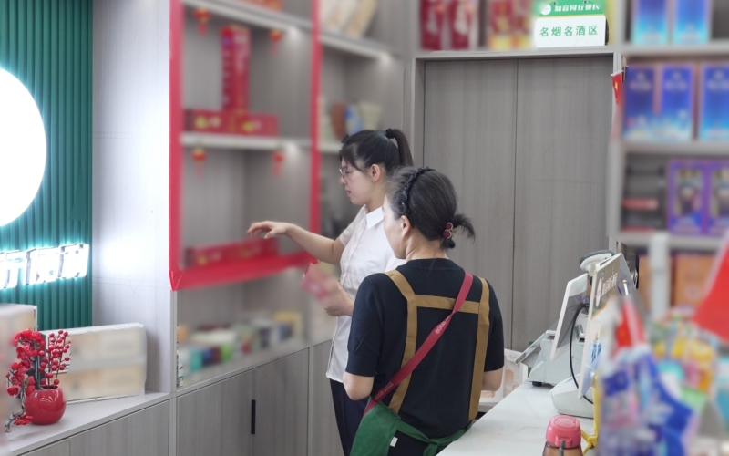 客户经理结合经营需求指导主题陈列。