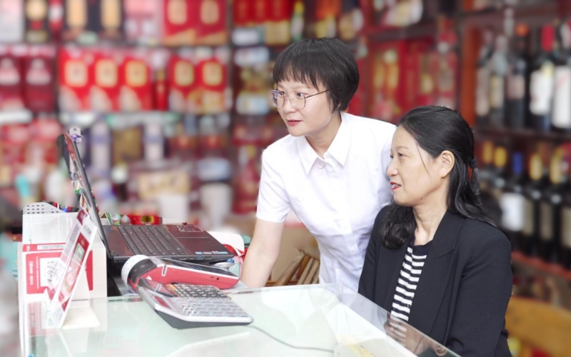 客户经理指导客户数字化经营。