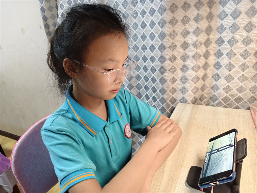 汉阳区十里铺小学学生观看思政大课。学校供图