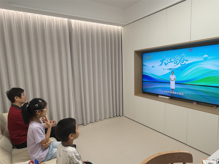 水果湖第二小学学生和家长一同观看。学校供图