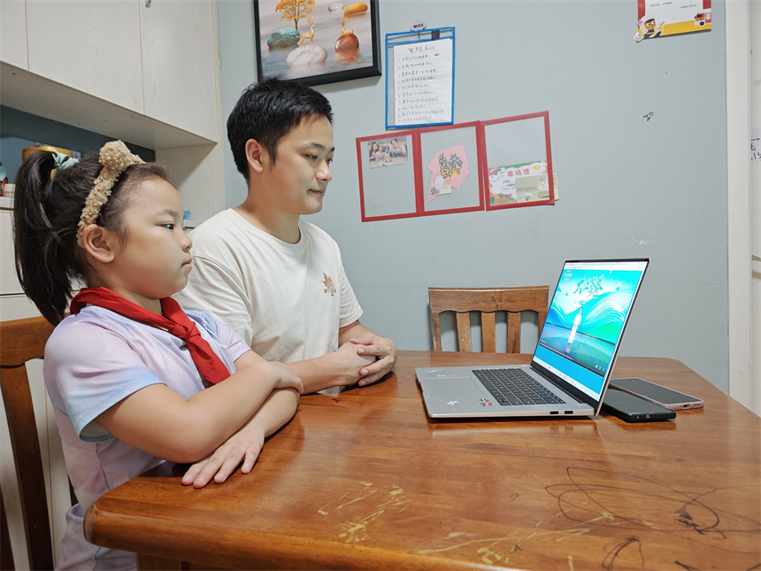 武昌区中华路小学 学生和家长一同观看。学校供图