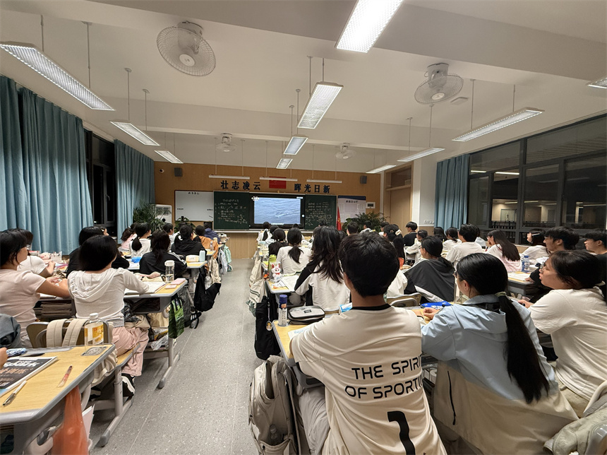 武漢市光谷雲暉高中學生集體觀看。學校供圖