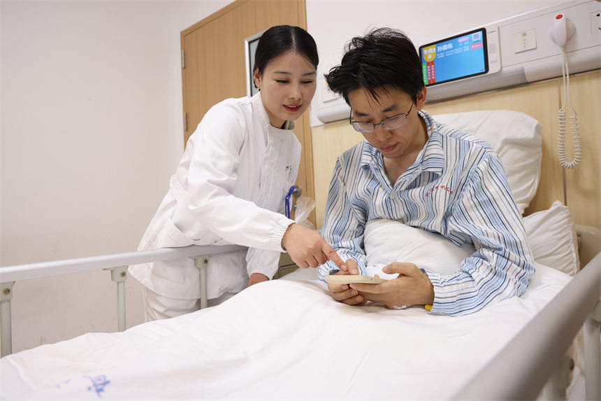 在病区一站式办理的基础上，患者或家属还可以通过手机办理线上住院结算。