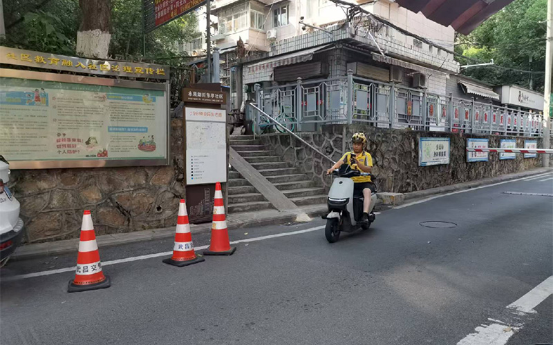 外卖骑手化身“移动探头”，通过武昌微邻里上报井盖松动隐患。武昌区城运中心供图