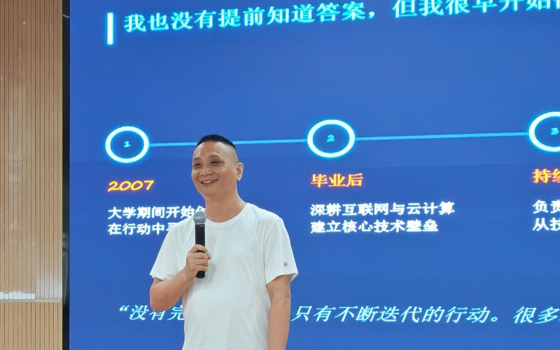 校友正在跟同学互动。