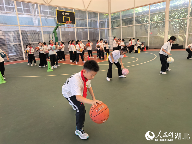 学生在崇仁体育培训中心上篮球课。人民网记者 周雯摄