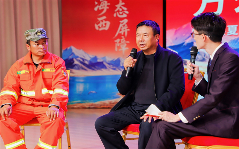 在青海海西，同上一堂“瀚海植綠”的思政課