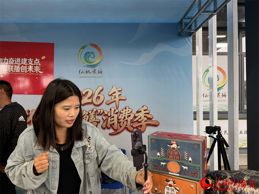 直播卖鳝鱼。人民网记者 张隽摄