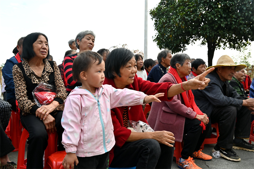 戲台搭在村廣場 暖意送到心坎上【4】