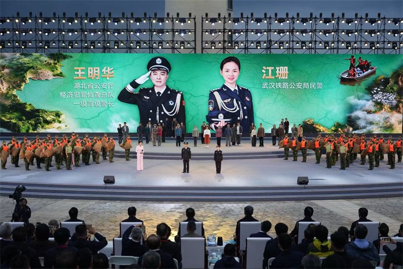 王明华与江珊再度相聚。主办方供图