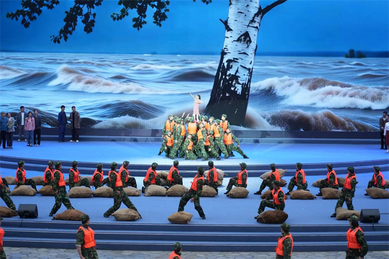 舞台情景演绎重现1998年簰洲湾抗洪场景。主办方供图