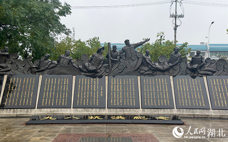 荆江大堤“九八抗洪纪念”群雕。人民网记者 张沛摄