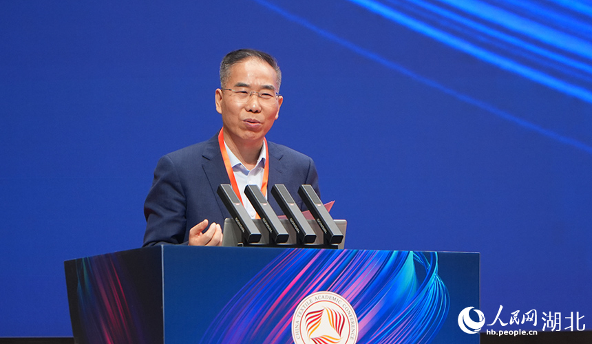 徐卫林院士主持主旨报告。人民网 李田锐摄