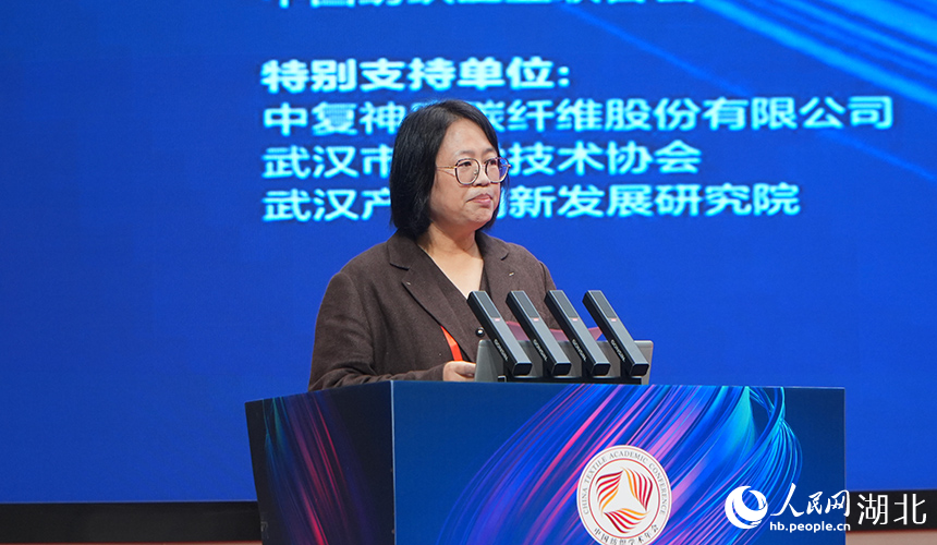 张洪玲总工程师主持开幕式。人民网 李田锐摄