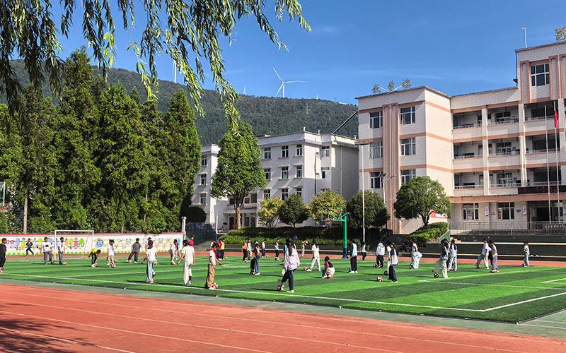 湖北中烟援建的南坪小学足球场。游毅摄