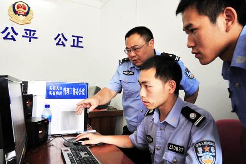 派出所民警开展人口普查_人口普查(2)