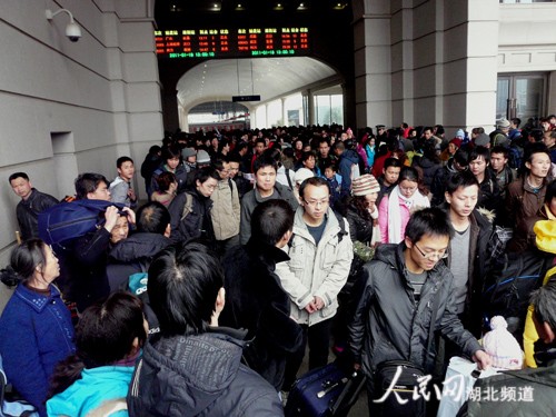 武汉铁路局汉口火车站2011年春运拉开帷幕