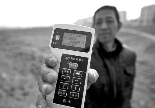 村民用GPS面积测量仪丈量田地面积